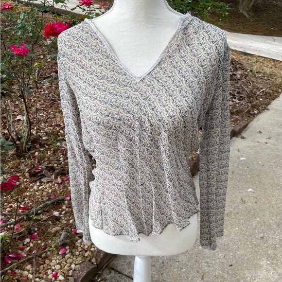 Max Studio blouse 100% Silk- Gorgeous blouse. Bias Cut. Very thin silk. Sz L - Picture 4 of 6